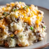 A plate of food with the name Hachis Parmentier au Fromage (Lentilles/Haricots) on it.