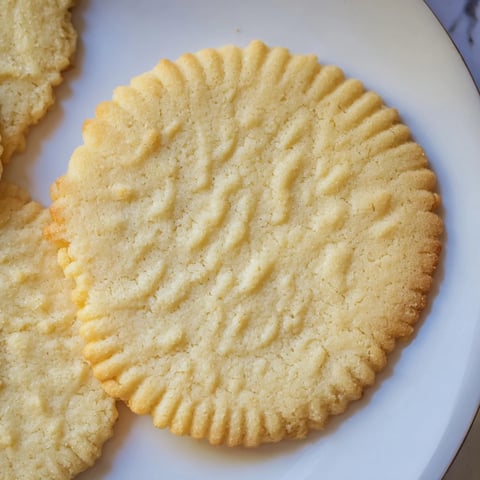 Golden-edged classic shortbread cookies, a buttery, melt-in-your-mouth treat baked to perfection.
