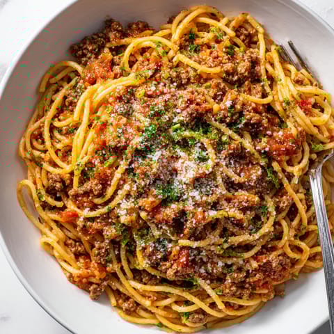 A bowl of spaghetti with meat sauce.